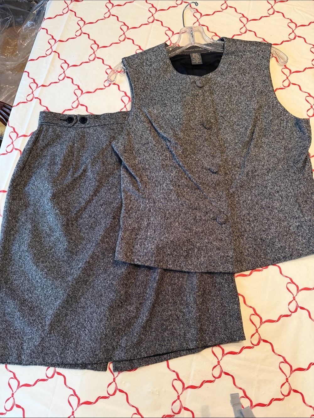 Banana Republic Gray Textured Sleeveless Jacket & Skirt Set, read!!